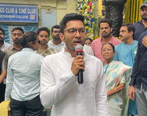 বিদ্যাসাগরের সামনে এসে অন্তত ক্ষমা চাওয়া উচিত ছিল , মূর্তি ভাঙার ঘটনা তুলে অমিত শাহকে কটাক্ষ অভিষেকের
