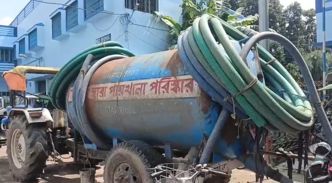 অনুমতি নেই বাথরুমের ট্যাঙ্ক পরিস্কার করার , আজব নিয়ম শান্তিপুর পৌরসভার