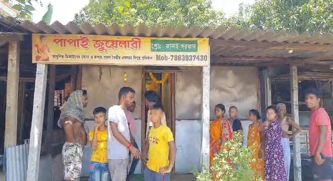 পুজোর মুখে দোকান ভেঙে দুঃসাহসিক চুরি , মাথায় হাত দোকান মালিকের