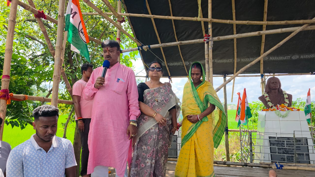 সিঙ্গুর আন্দোলনের অমর যোদ্ধাকে শ্রদ্ধা , মৃত্যুবার্ষিকীতে মাল্যদান