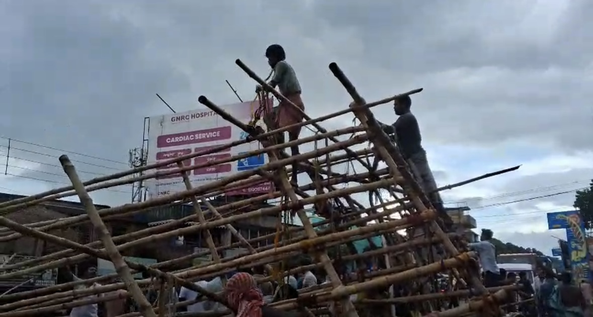 তোরণের গেট ভেঙে বড়সড়ো দুর্ঘটনা, চাঞ্চল্য বারাসাতে
