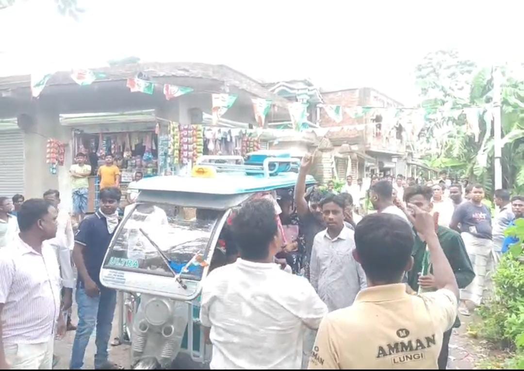 স্কুল পরিচালন সমিতির মনোনয়নকে কেন্দ্র করে উত্তেজনা , হকি স্টিক নিয়ে মারামারি বাম - তৃণমূলের