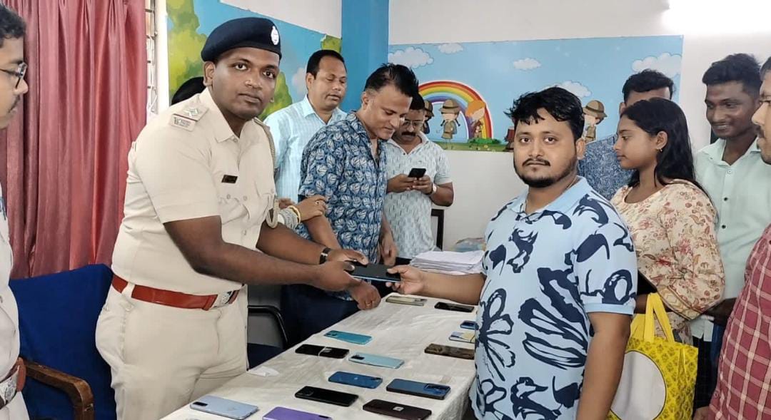 পুজোর মুহূর্তে ৫০ জনের মুখে হাসি , বিরাট উদ্যোগ নরেন্দ্রপুর থানার পুলিশের