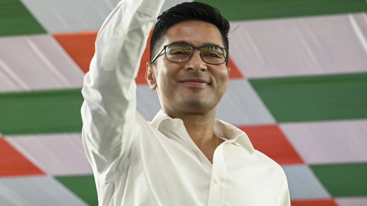 ডায়মন্ড হারবারে অভিষেকের পুজো উপহার , দুঃস্থ - প্রবীণ মানুষের হাতে পৌঁছল পোশাক