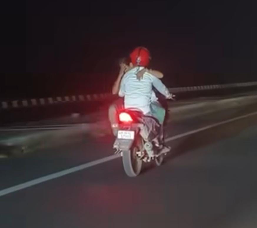 চলন্ত বাইকের ট্যাংকে বসে উন্মাদ প্রেম , ভাইরাল যুবতীর কুকীর্তির ভিডিও