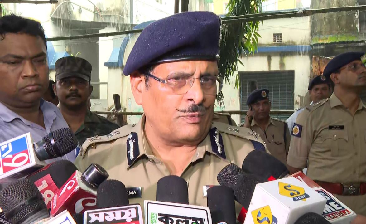 ক্রাউড ম্যানেজমেন্ট সব মণ্ডপের জন্যই এক , সন্তোষ মিত্র স্কোয়ারের পুজো বিতর্কে অভিযোগ খারিজ কমিশনারের