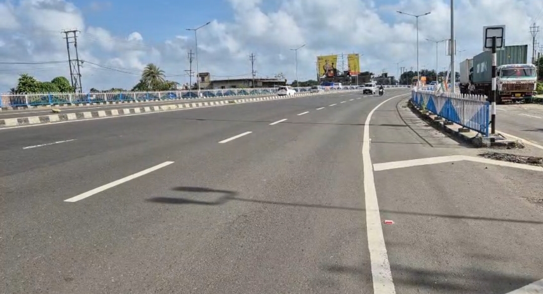 ষষ্ঠীর সকালে এক্সপ্রেসওয়েতে মর্মান্তিক দুর্ঘটনা , মৃত বাইক চালক