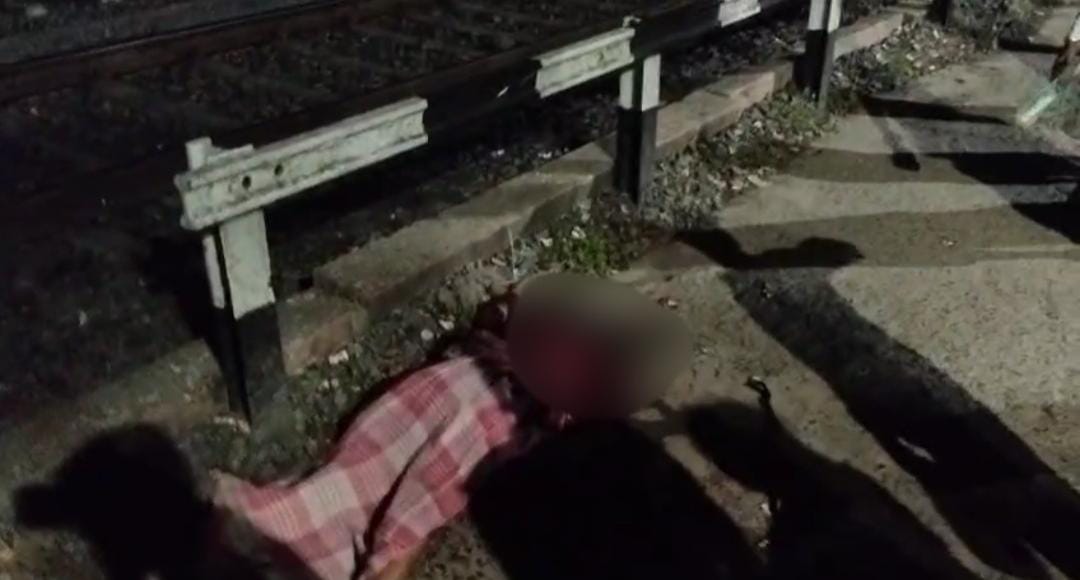 শ্যামনগরে চলন্ত ট্রেনের ধাক্কায় মর্মান্তিক দুর্ঘটনা , মৃত ২ , আহত ২