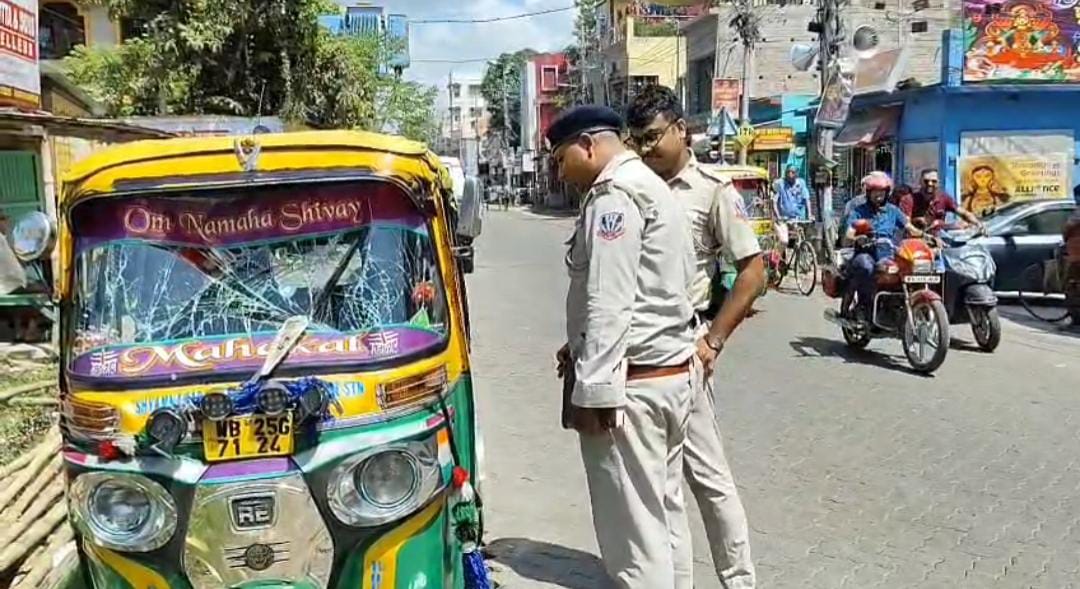 মর্মান্তিক পথ দুর্ঘটনা ইছাপুর চৌমাথায় , আহত ৩