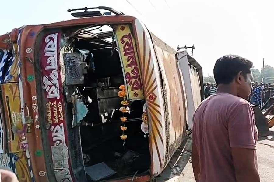 সপ্তমীর সকালে সিয়ানে মর্মান্তিক দুর্ঘটনা , বাস উল্টে শিশুমৃত্যু, আহত ৩০