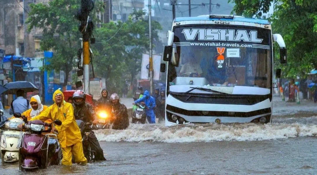টানা বৃষ্টিতে ভাসছে মহারাষ্ট্র, ২৪ ঘণ্টায় মৃত্যু ১০ জনের