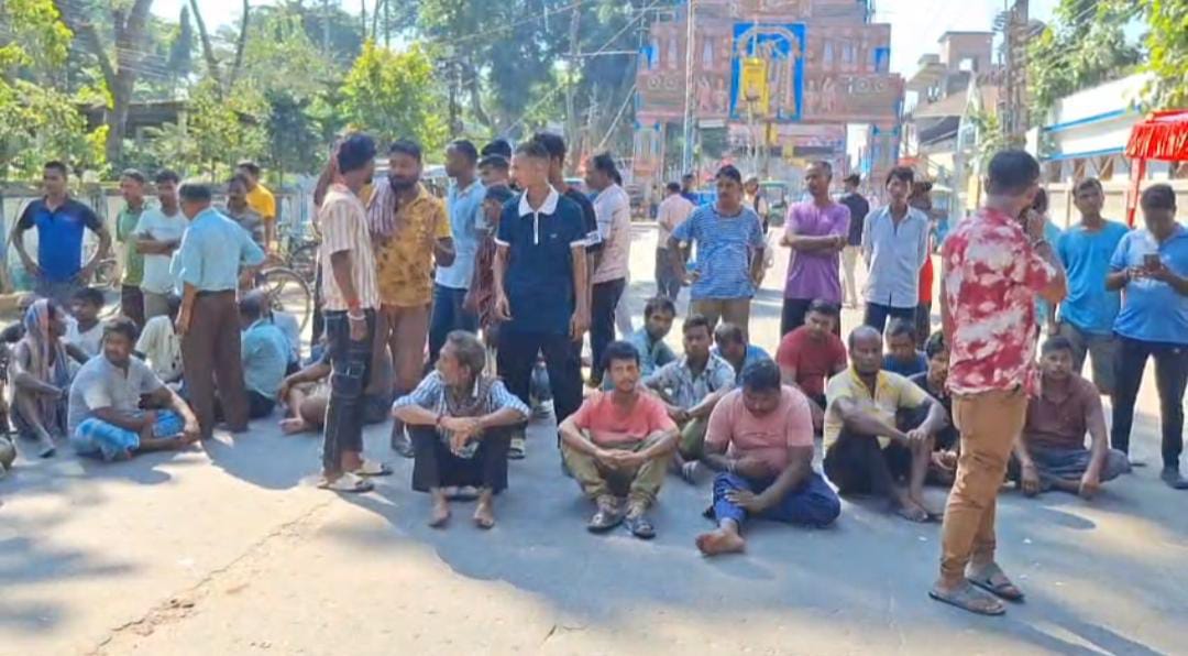 দিনহাটায় সাফাইকর্মীকে মারধরের অভিযোগ , রাজ্য সড়ক অবরোধ করে বিক্ষোভ পৌর কর্মীদের