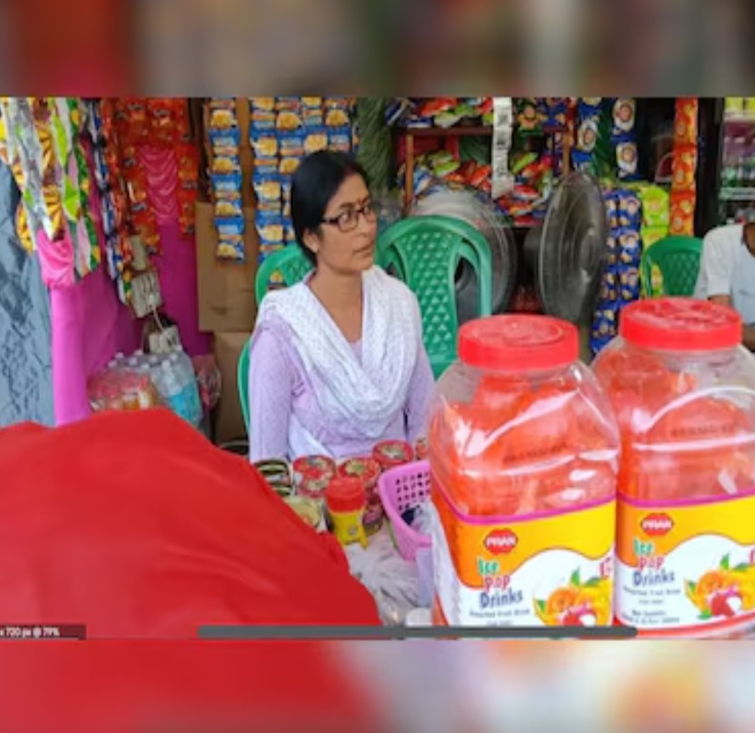 তৃণমূল পঞ্চায়েত প্রধানের হাতে পানের দোকান , পুজোয় রোজগারের দায়ে অন্য ভূমিকায়