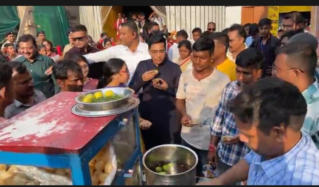 কারাগার থেকে বাঙালি অষ্মিতা , অষ্টমীতে মেয়েকে নিয়ে ঠাকুর দেখলেন অভিষেক