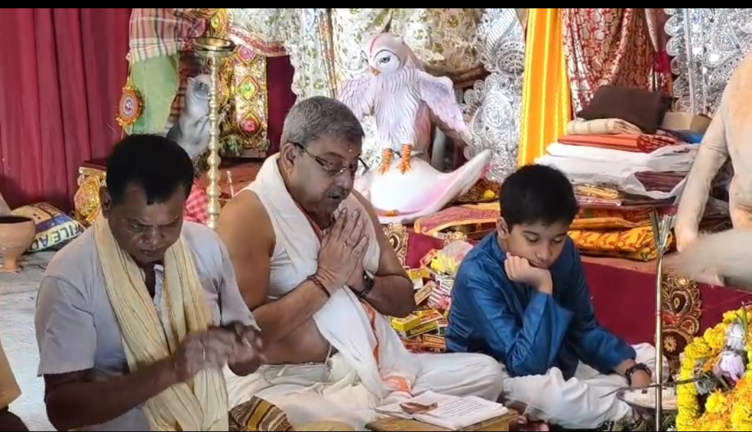 শ্রীরামপুরে জমকালো আয়োজন , মহানবমীর সকালে চণ্ডীপাঠে মগ্ন সাংসদ কল্যাণ বন্দ্যোপাধ্যায়