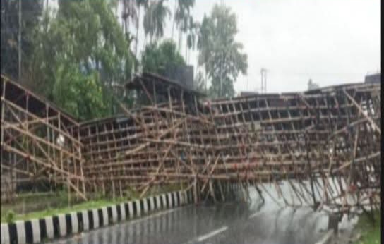 নবমীর বৃষ্টিতে বিপত্তি, নিউটাউনে রাস্তার ওপর ভেঙে পড়ল বাঁশের গেট