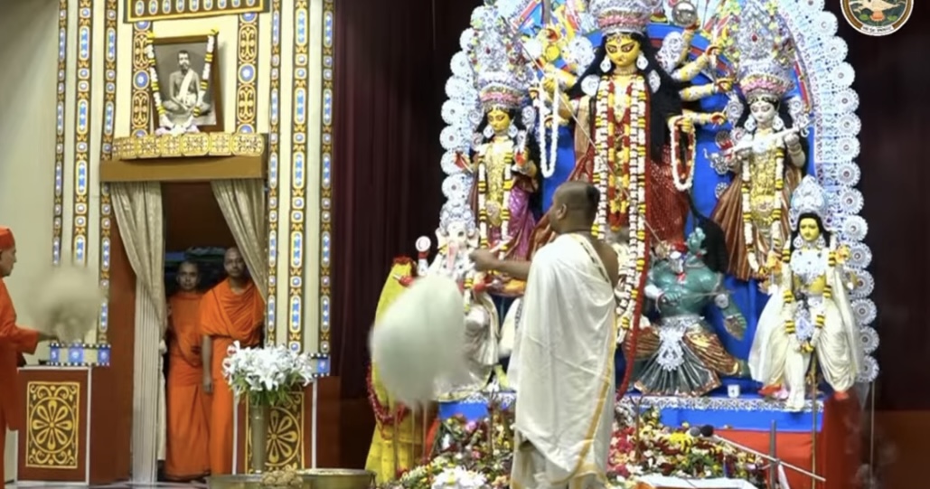 আনন্দ ও বিষাদের সুরে সেজে উঠেছে বেলুড় মঠ, দশমীর ভোর থেকেই উৎসবের ঝলক