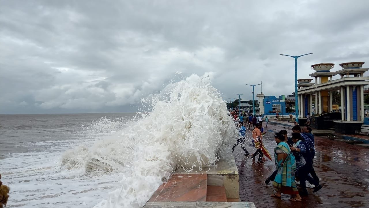 দীঘায় উত্তাল সমুদ্র , বৃষ্টিতে বিপর্যস্ত জনজীবন