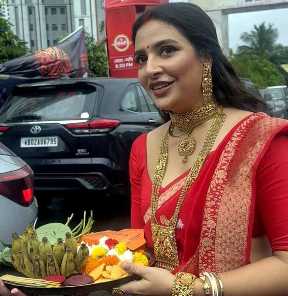 পরনে লাল শাড়ি , রাঙামাথায় প্রতিমা বরণ শুভশ্রীর