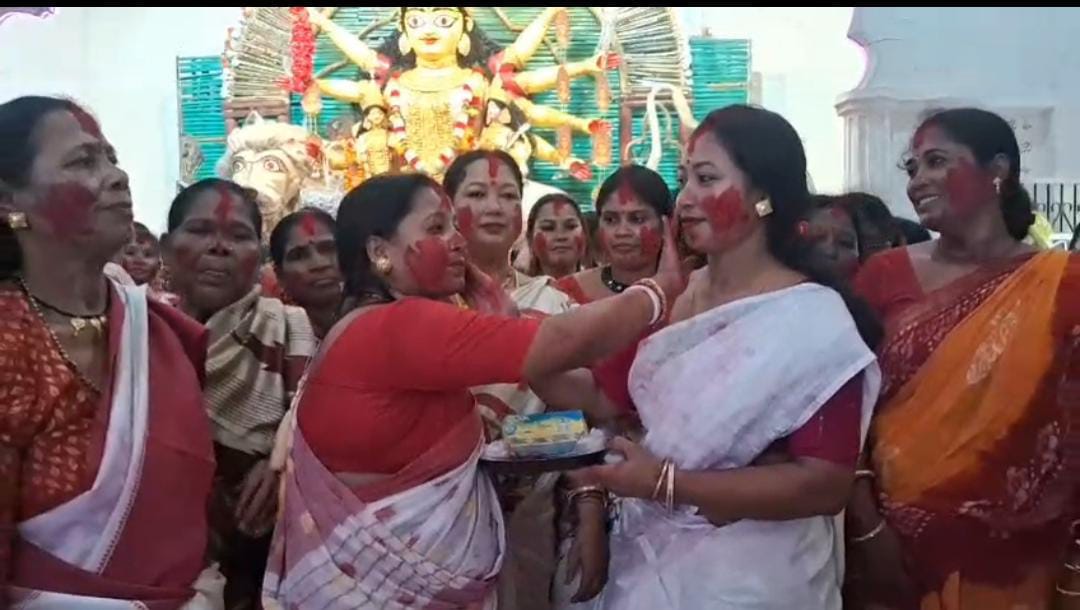 আজ মা দুর্গার বিদায় বেলা , বিষাদের মাঝেও ঢাক - ঢোলের আনন্দে মেতে উঠল পল্লীশ্রী পুজো মণ্ডপ