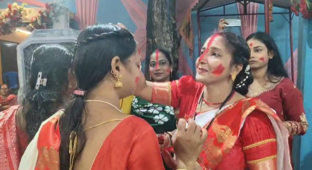 মায়ের ঘরে ফেরার মুহূর্তে নিয়ামতপুর দেবী মন্দিরে সিঁদুর খেলায় মাতলেন মহিলারা