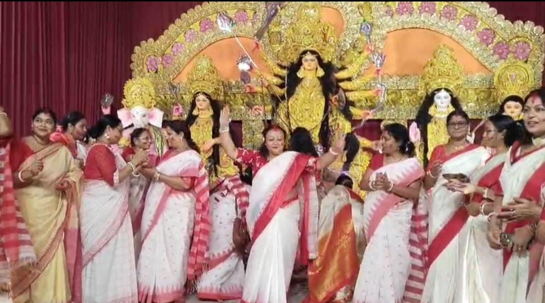 নারীর হাতে নারীর পুজো , শরৎপল্লী সর্বজনীন দুর্গোৎসবে সিঁদুরে রাঙা বিদায়ের আবেগ