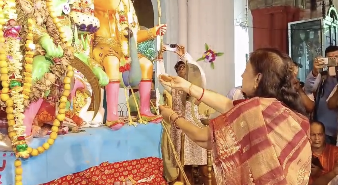 চোখের জলে উমাকে বিদায় , দশমীর আবেগে ভাসলেন রাজবাড়ির রানীমা অমৃতা রায়