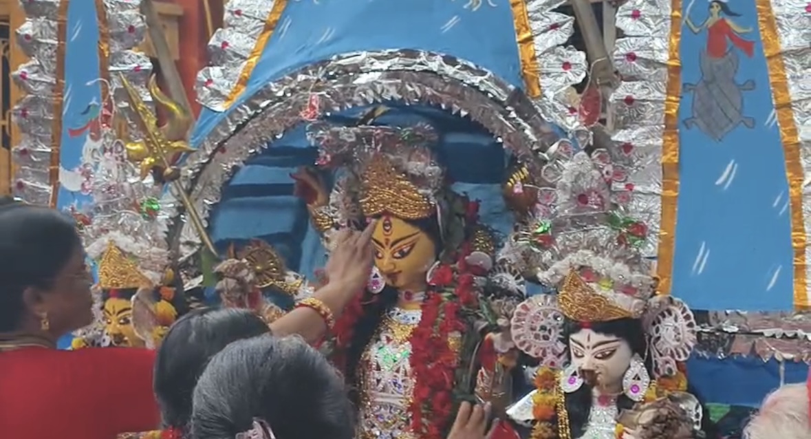 ৫৭১ বছরের ঐতিহ্য! দশমীর সকালে ঘোষালবাড়িতে উমার বিদায়পর্ব