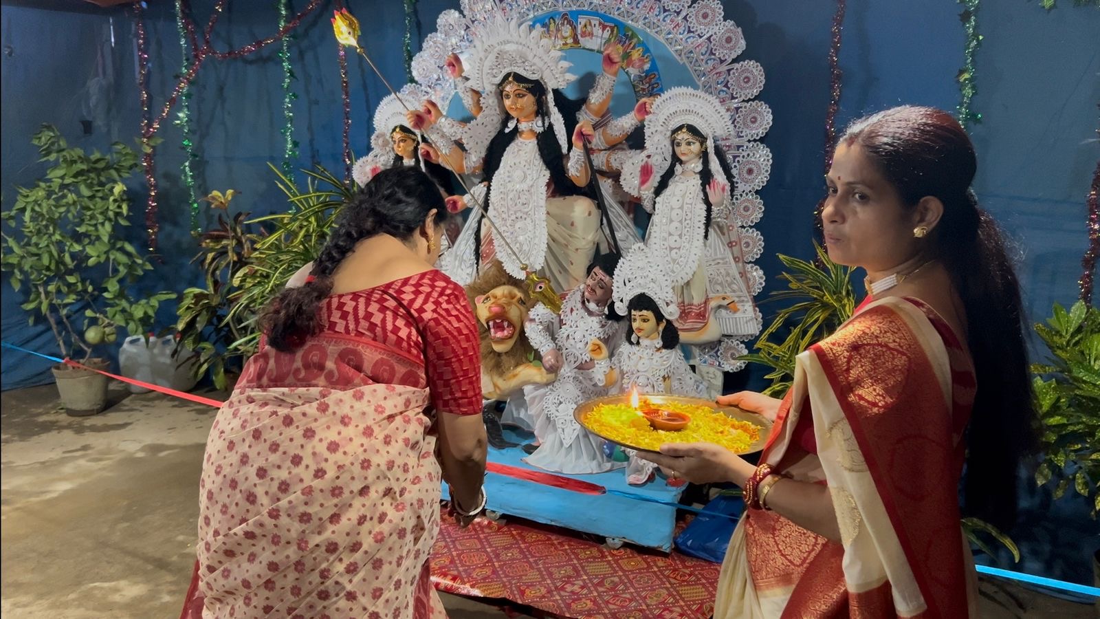 বৃদ্ধাশ্রমে মা দুর্গার আরাধনা,  আনন্দের ঢেউ প্রবীণ মায়েদের মনে