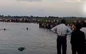 বিদায়বেলায় মর্মান্তিক দুর্ঘটনা , ট্রাক্টর ট্রলি নদীতে উল্টে মৃত অন্তত ১০
