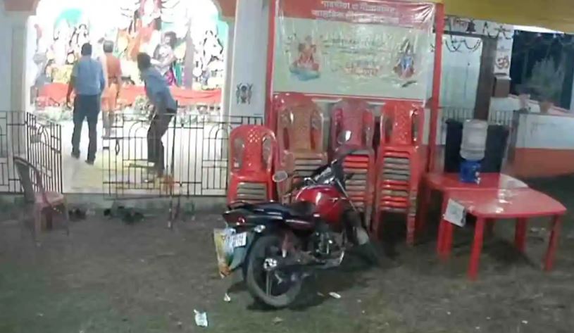 ইউনিফর্মের পিছনে চোর , সিভিক ভলান্টিয়ারের পোশাকে দেবীদুর্গার গয়না চুরি