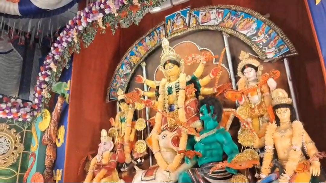 বিসর্জনের আগেই ভাটপাড়ায় চাঞ্চল্য , মা দুর্গার গা থেকে উধাও লক্ষ্যাধিক টাকার সোনার গয়না