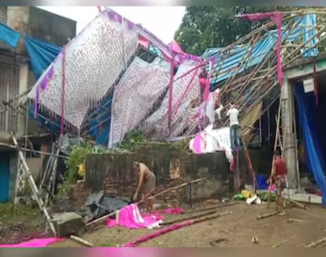 একাদশীর দিনে ক্ষণিকের টর্নেডো , লণ্ডভণ্ড চন্দনগরের পুজো মণ্ডপ