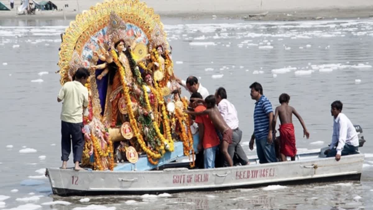 যমুনার দূষণ ঠেকাতে তৎপর দিল্লির প্রশাসন, দুর্গা বিসর্জনের জন্য তৈরি ১৫০-র বেশি অস্থায়ী পুকুর