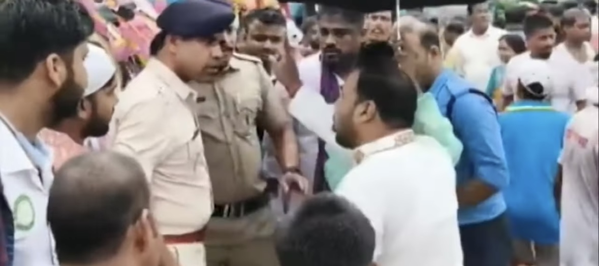 গঙ্গার ঘাটে বিশৃঙ্খলা! বিসর্জন মঞ্চে চেয়ারম্যান-আইসি সংঘাত