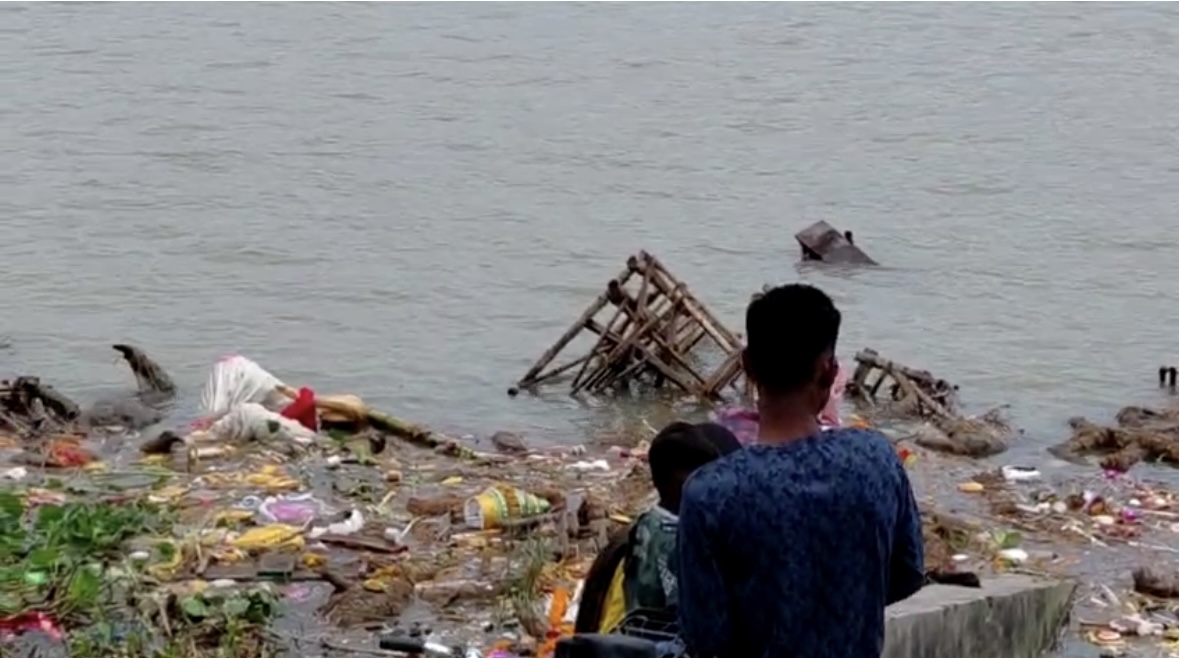 গঙ্গায় ভাসছে প্রতিমার কাঠামো, দূষণ রোধে সক্রিয় পদক্ষেপ পুরসভার