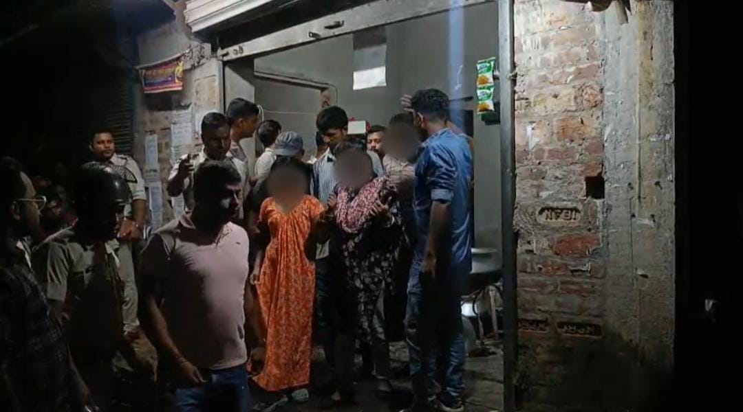 কদম্বগাছিতে গেস্ট হাউসের আড়ালে মধুচক্রের আসর , বিক্ষোভে ফেটে পড়লেন এলাকাবাসীরা