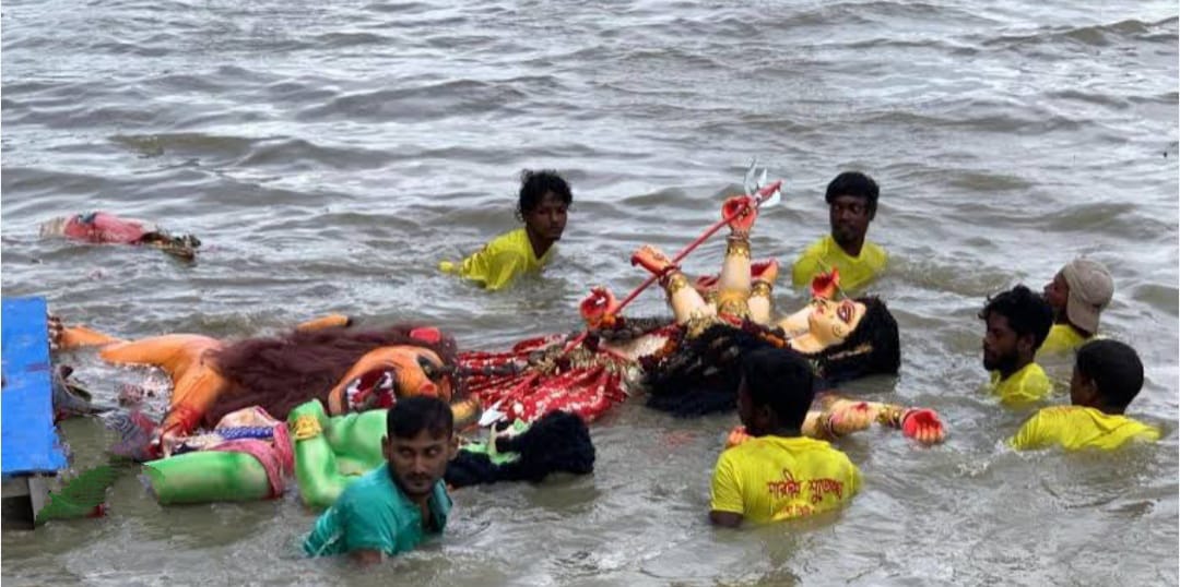 বিসর্জনের জলেই জীবনের স্রোত , নদীয়ার ঘাটে রোজগারের আশায় যুবকদের ভিড়