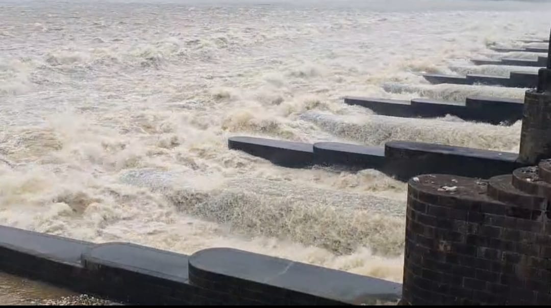 মুখ্যমন্ত্রীর হুঁশিয়ারির পরেও জলছাড়া অব্যাহত , দক্ষিণবঙ্গে ফের প্লাবনের আশঙ্কা