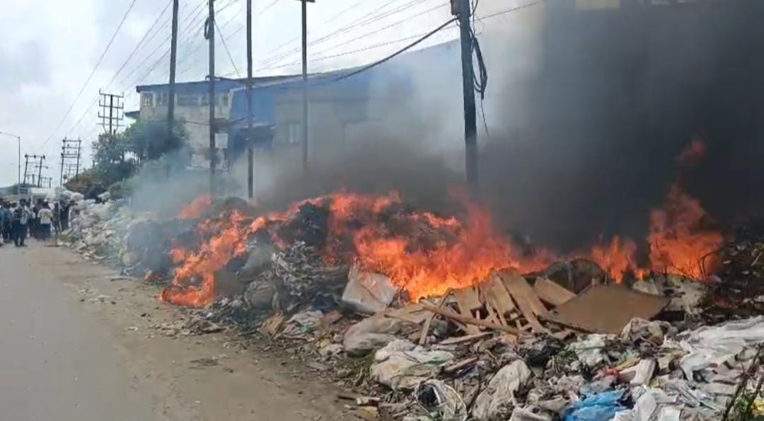 ডোমজুড়ে জোড়া অগ্নিকাণ্ড , তীব্র আতঙ্কে স্থানীয়রা