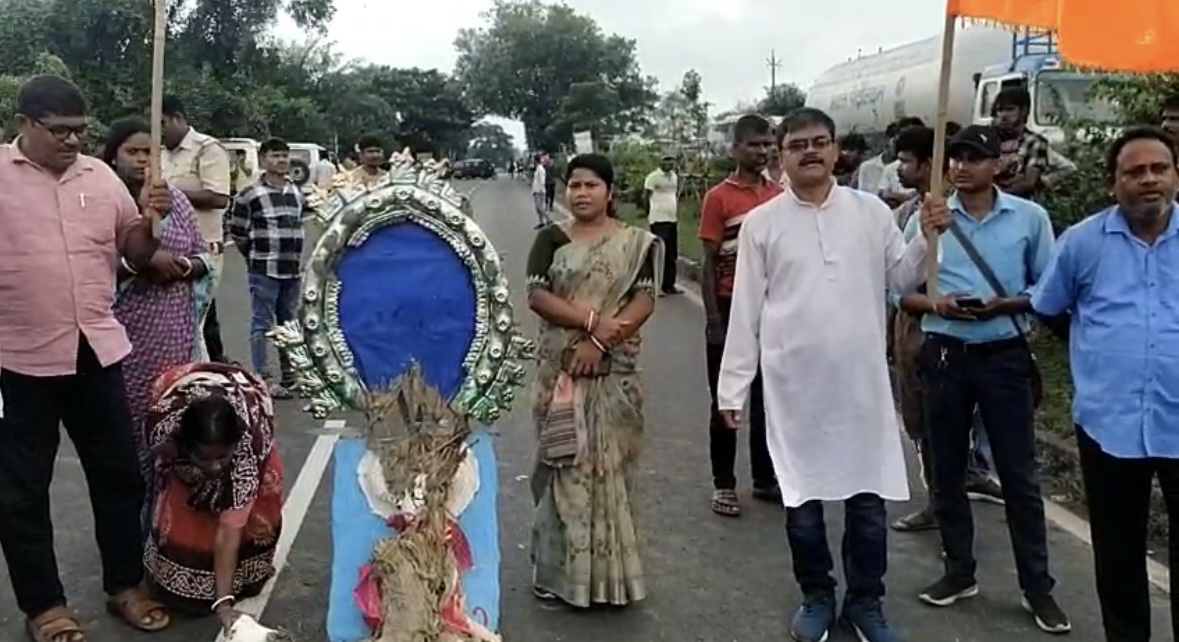 রাতের অন্ধকারে প্রতিমা ভেঙে তাণ্ডব! রাস্তায় নেমে বিক্ষোভ বিশ্ব হিন্দু পরিষদের
