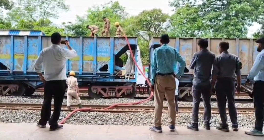 বরাভূম রেল স্টেশনে মালবাহী ট্রেনের ওয়াগনে আগুন , অল্পের জন্য রক্ষা পেল বড় দুর্ঘটনা