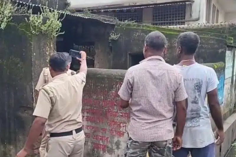 বিদ্যালয় চত্বর থেকে উদ্ধার অহিকার অর্ধনগ্ন দেহ , বিজয়ার আবহে তুমুল চাঞ্চল্য