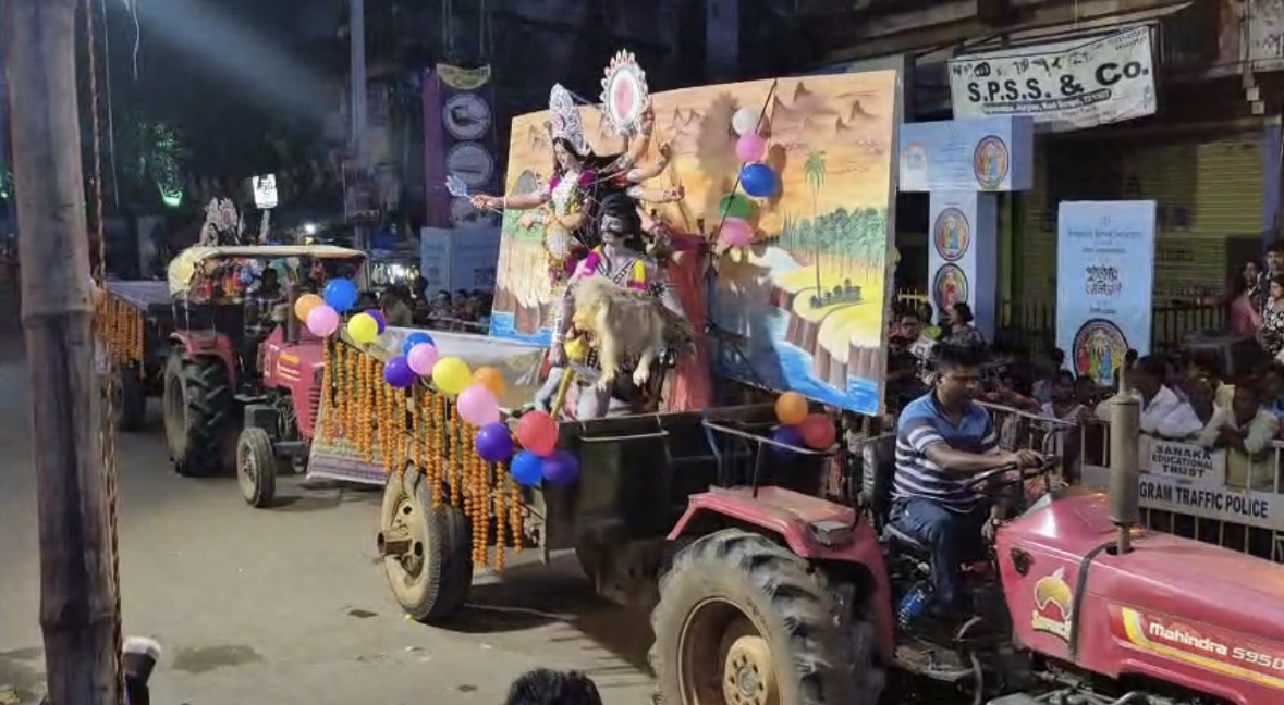 ঝাড়গ্রামে রঙিন রাত, উদযাপিত হল দুর্গাপুজোর বিশেষ কার্নিভাল