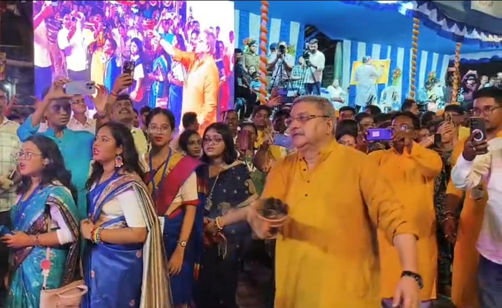 রাজনীতি নয়, সংস্কৃতির আবেশে কল্যাণ, কার্নিভালে ধুনুচি হাতে তৃণমূল সাংসদ