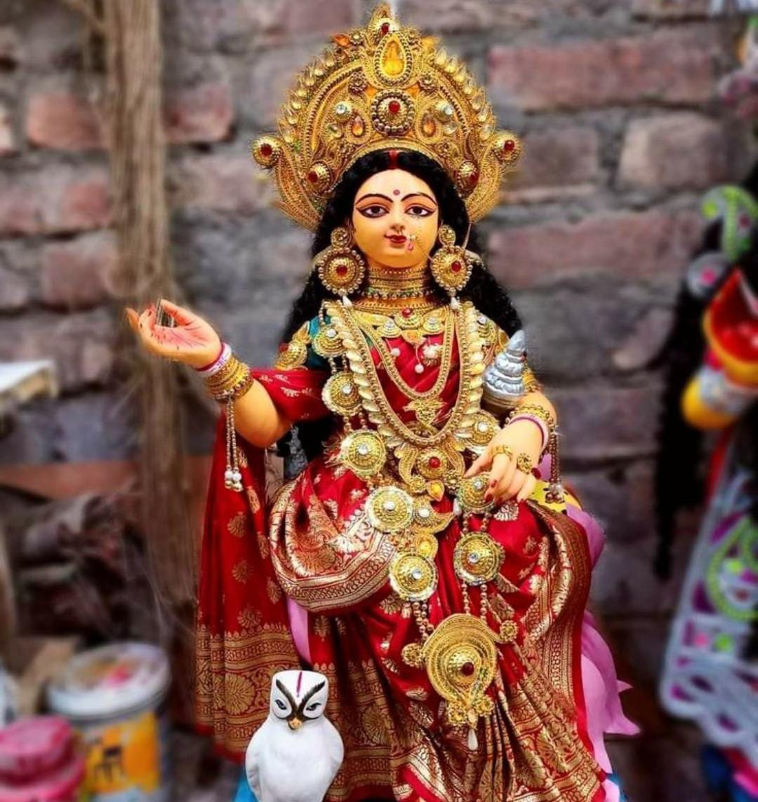 বিজয়ার মাঝে বৃষ্টির প্রকোপ , লক্ষ্মীপুজোর আগে মাথায় হাত প্রতিমা বিক্রেতাদের
