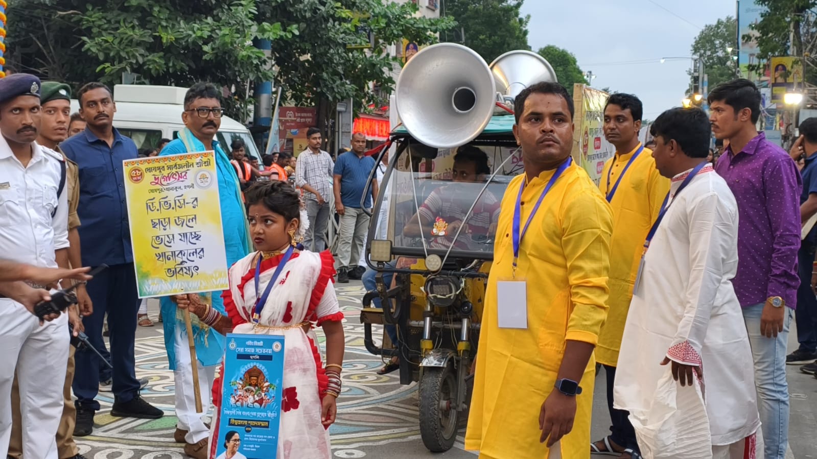 ডিভিসির জলে প্লাবনের যন্ত্রণা ফুটে উঠল কার্নিভালের থিমে, বন্যামুক্তির প্রার্থনায় খানাকুল