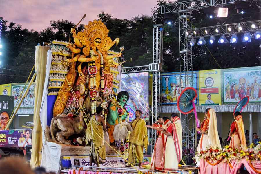 নদীয়ার কৃষ্ণনগরে পুজো কার্নিভালে বাঁধভাঙ্গা ভিড় , অংশ নিল ৩০ টি পুজো কমিটি