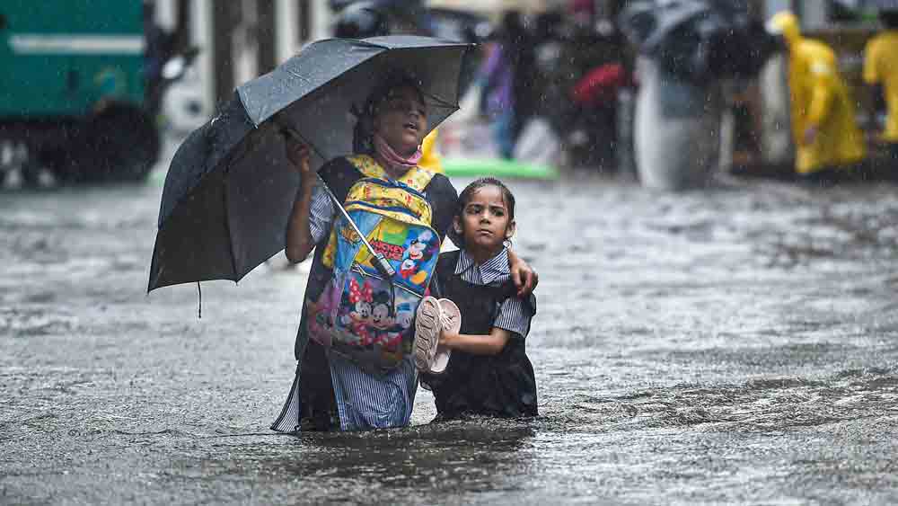 উত্তরবঙ্গে ফের দুর্যোগের ছায়া , বজ্রবিদ্যুৎ-সহ ভারী বৃষ্টির সতর্কতা জারি পরবর্তী ২৪ ঘণ্টায়