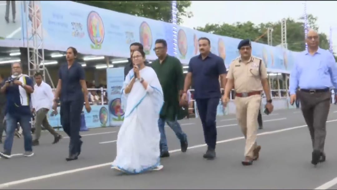 নবম বর্ষে রাজ্যের দুর্গাপুজো কার্নিভাল , বৃষ্টি উপেক্ষা করে রেড রোডে বর্ণাঢ্য শোভাযাত্রা